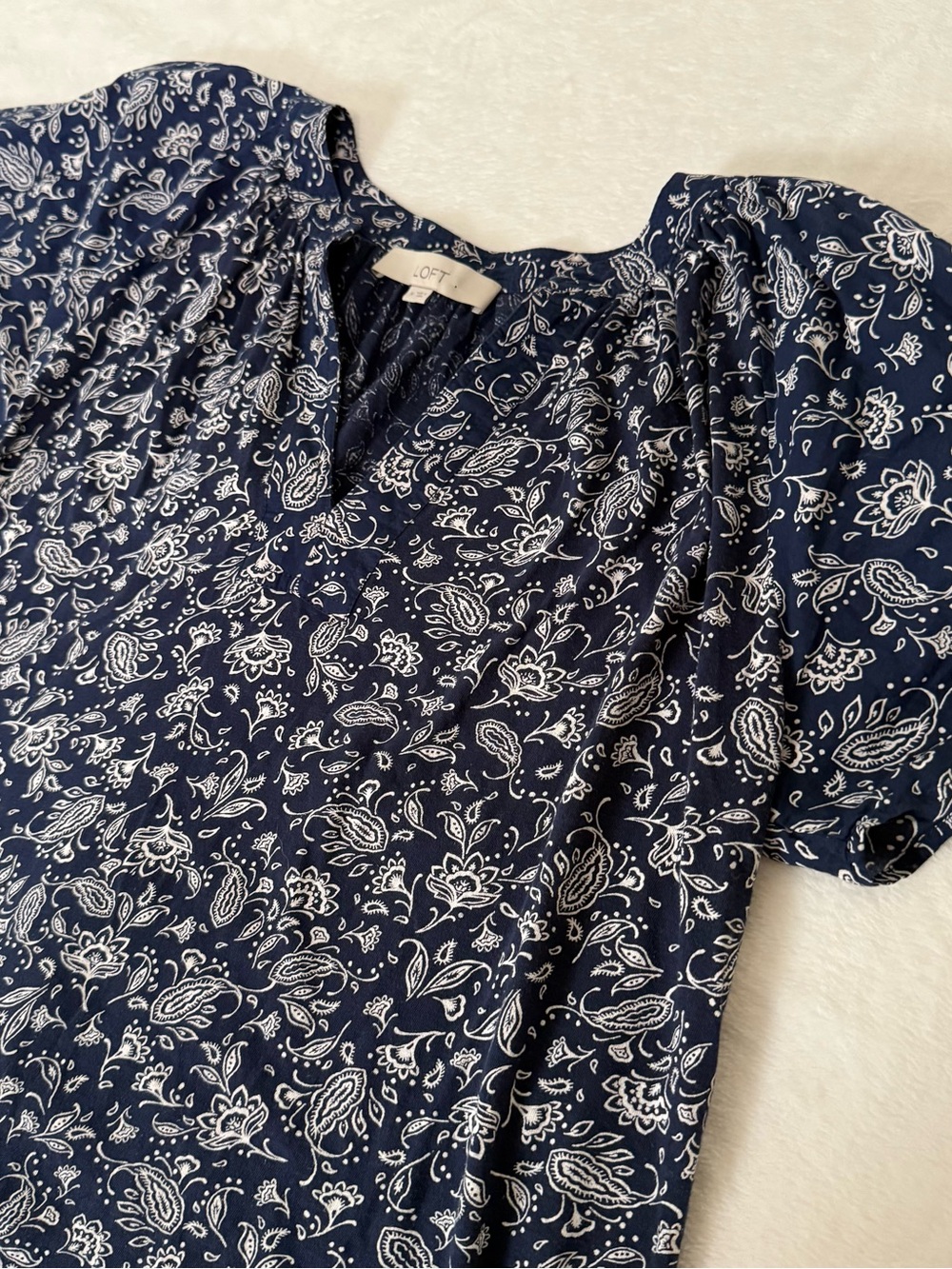 LOFT Women’s Medium Navy White Paisley Floral Short Sleeve V Neck 100% Cotton
